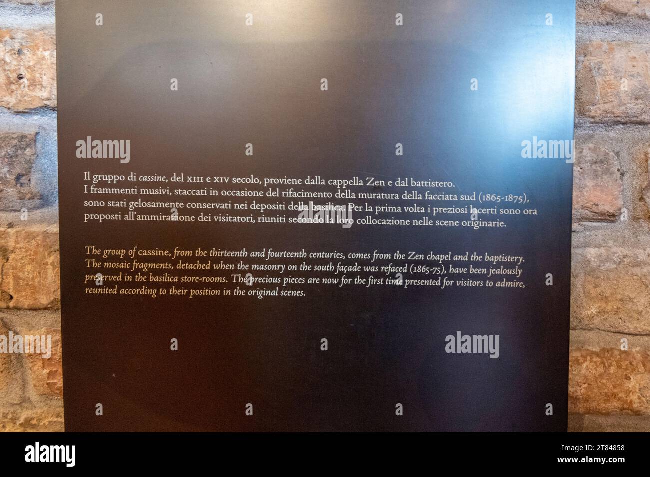 Un panneau d'information visitorÕs sur certains fragments de mosaïques du 13e/14e siècle connus sous le nom de groupe de cassine, exposé dans la Basilica di San Marc Banque D'Images