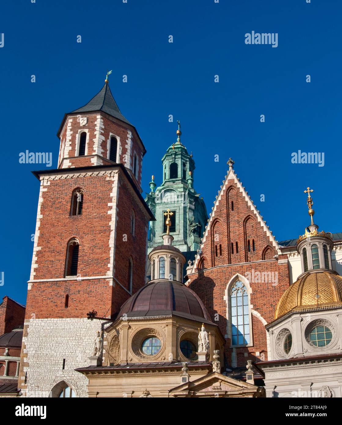 Cathédrale du Wawel, avec Tour des cloches d'argent, Chapelle Sainte Croix et Chapelle Sigismond en face, Cracovie, Pologne Banque D'Images