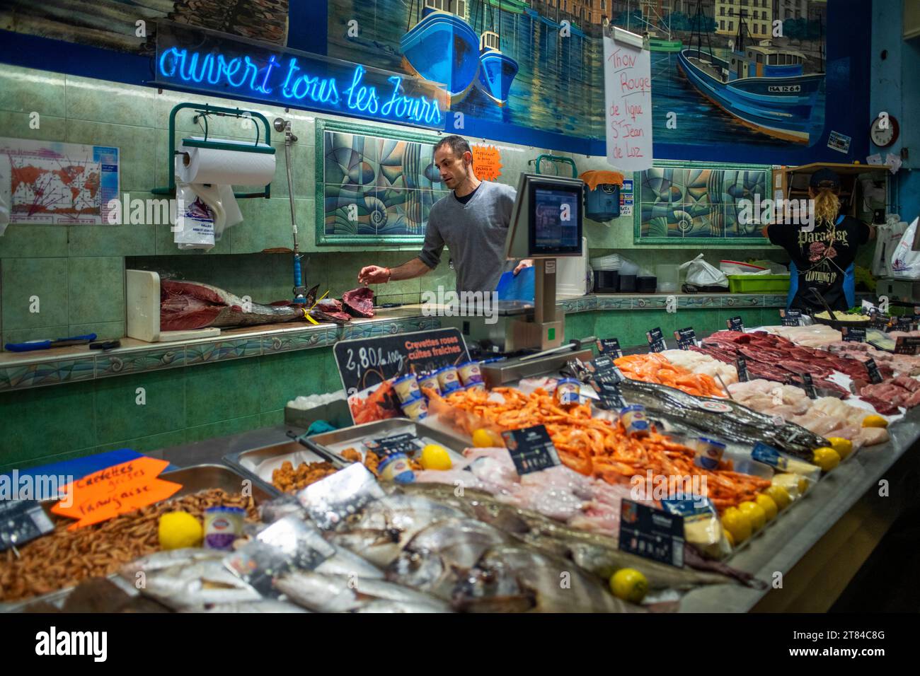 Marché des Halles. Saint Jean de Luz. Donibane Lohizune. Pyrénées atlantiques. Région de l'Aquitania. Labort (Lapurdi). Pays Basque . France Banque D'Images