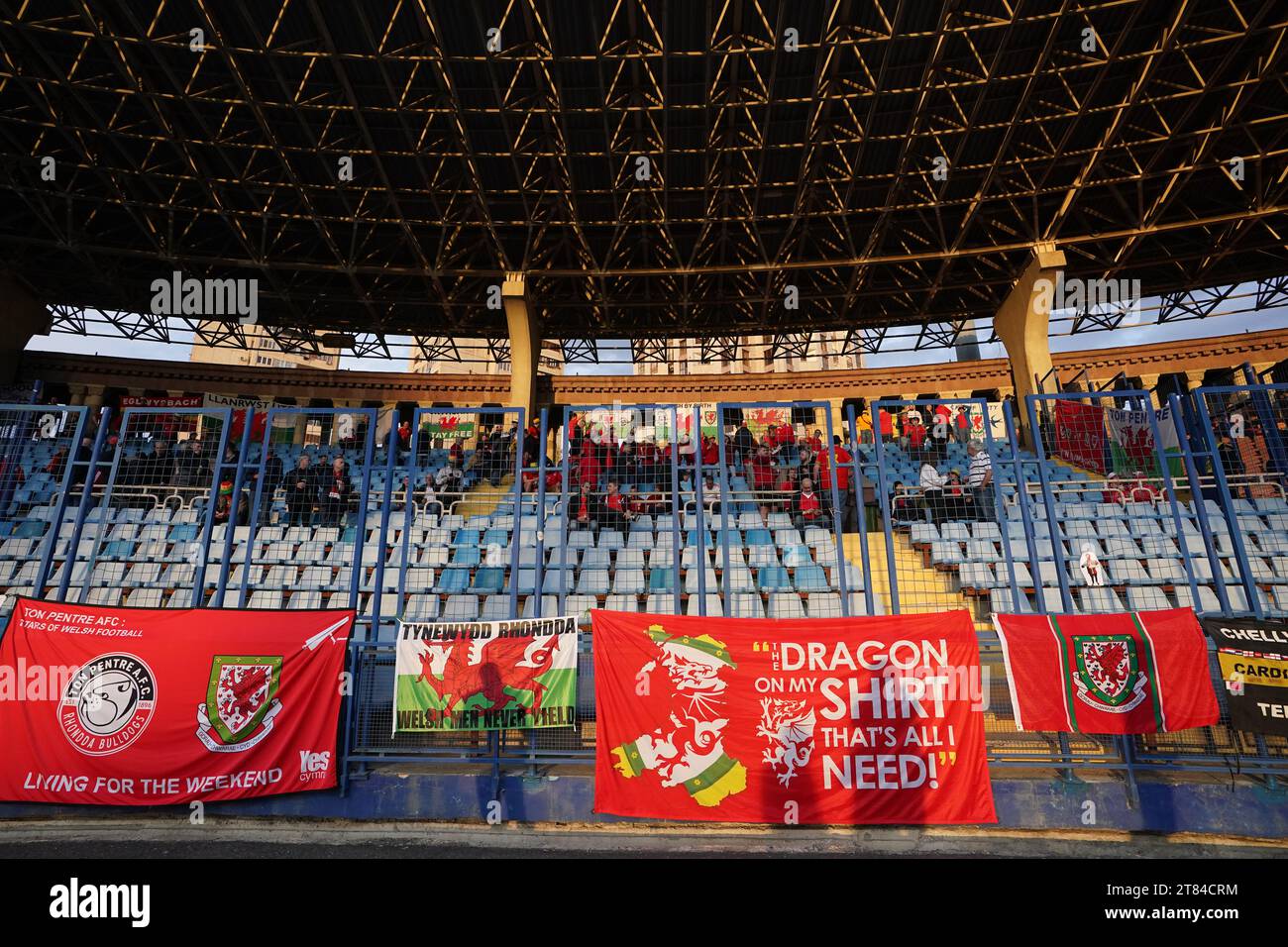 Les supporters du pays de Galles arrivent au sol avant le match de qualification de l'UEFA Euro 2024 du Groupe D au stade républicain Vazgen Sargsyan, à Erevan. Date de la photo : Samedi 18 novembre 2023. Banque D'Images