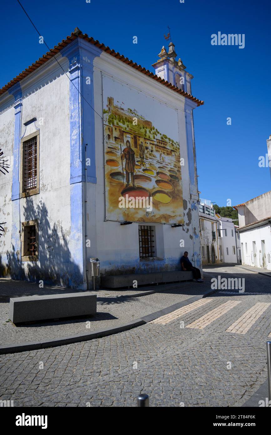Place de la ville et église, Arraiolos, Alentejo, Portugal méthodes traditionnelles de mort sont montrées sur une grande fresque peinte Banque D'Images