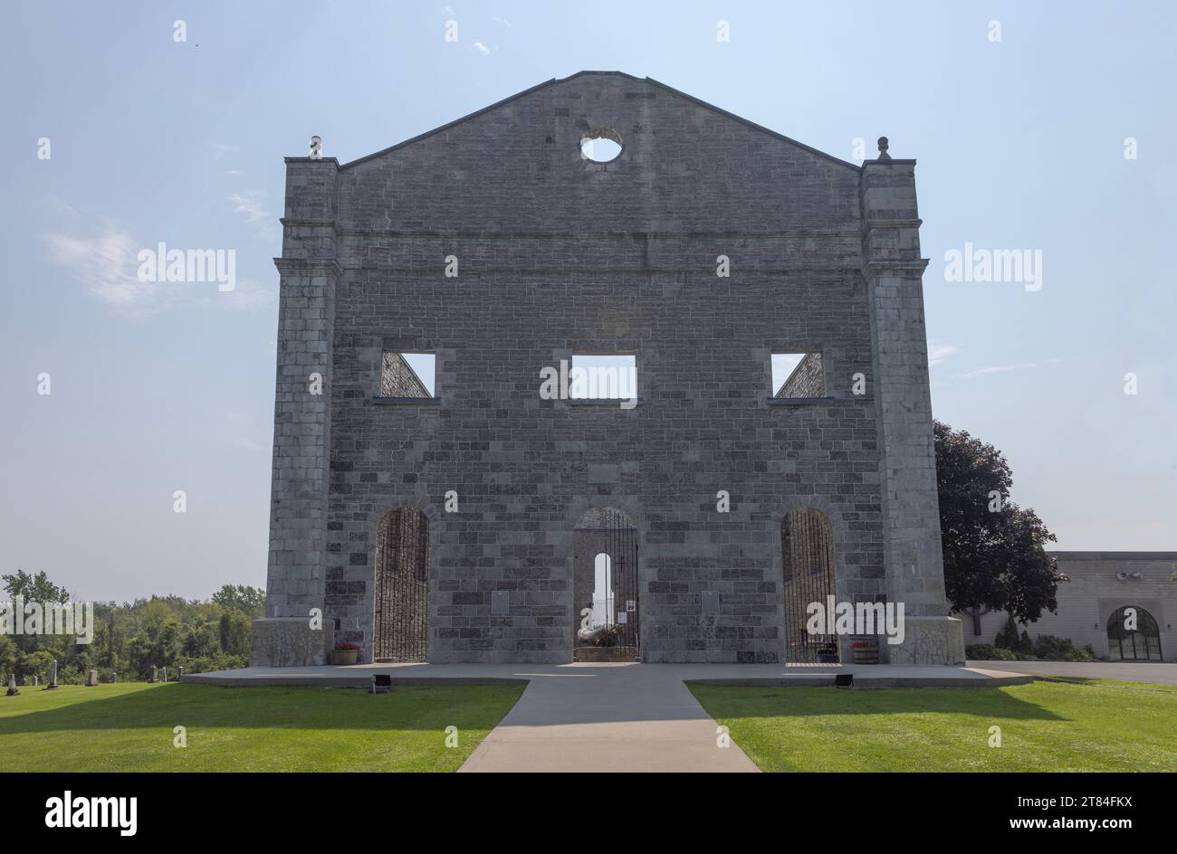 Glengarry, Ontario, Canada - 20 août 2023 : un incendie détruit tous les murs extérieurs de St. L'église catholique de Raphaël en 1970, c'est maintenant un Hist national Banque D'Images