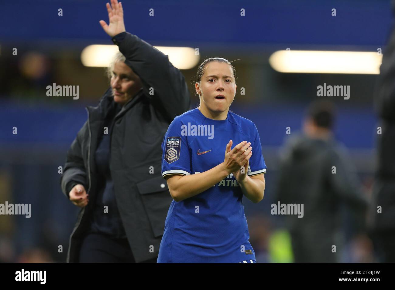 18 novembre 2023 ; Stamford Bridge, Londres, Angleterre : Super League football féminin, Chelsea contre Liverpool ; Fran Kirby de Chelsea applaudit les supporters après le match. Banque D'Images