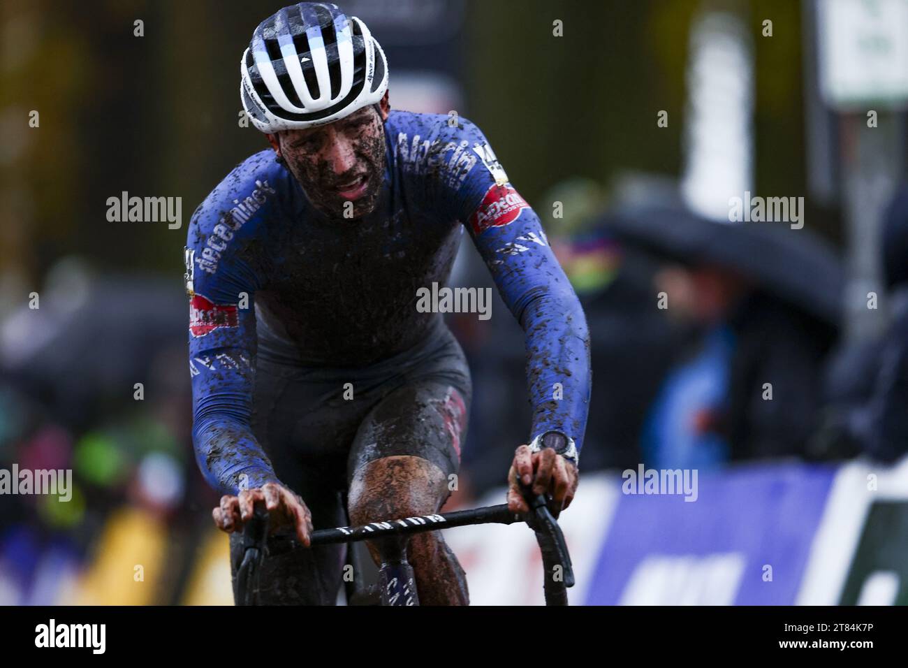 Merksplas, Belgique. 18 novembre 2023. Le Belge Niels Vandeputte franchit la ligne d'arrivée à la course masculine de l'épreuve de cyclocross Aardbeiencross, quatrième étape (4/8) de la compétition de cyclocross Superprestige, samedi 18 novembre 2023, à Merksplas. BELGA PHOTO DAVID PINTENS crédit : Belga News Agency/Alamy Live News Banque D'Images