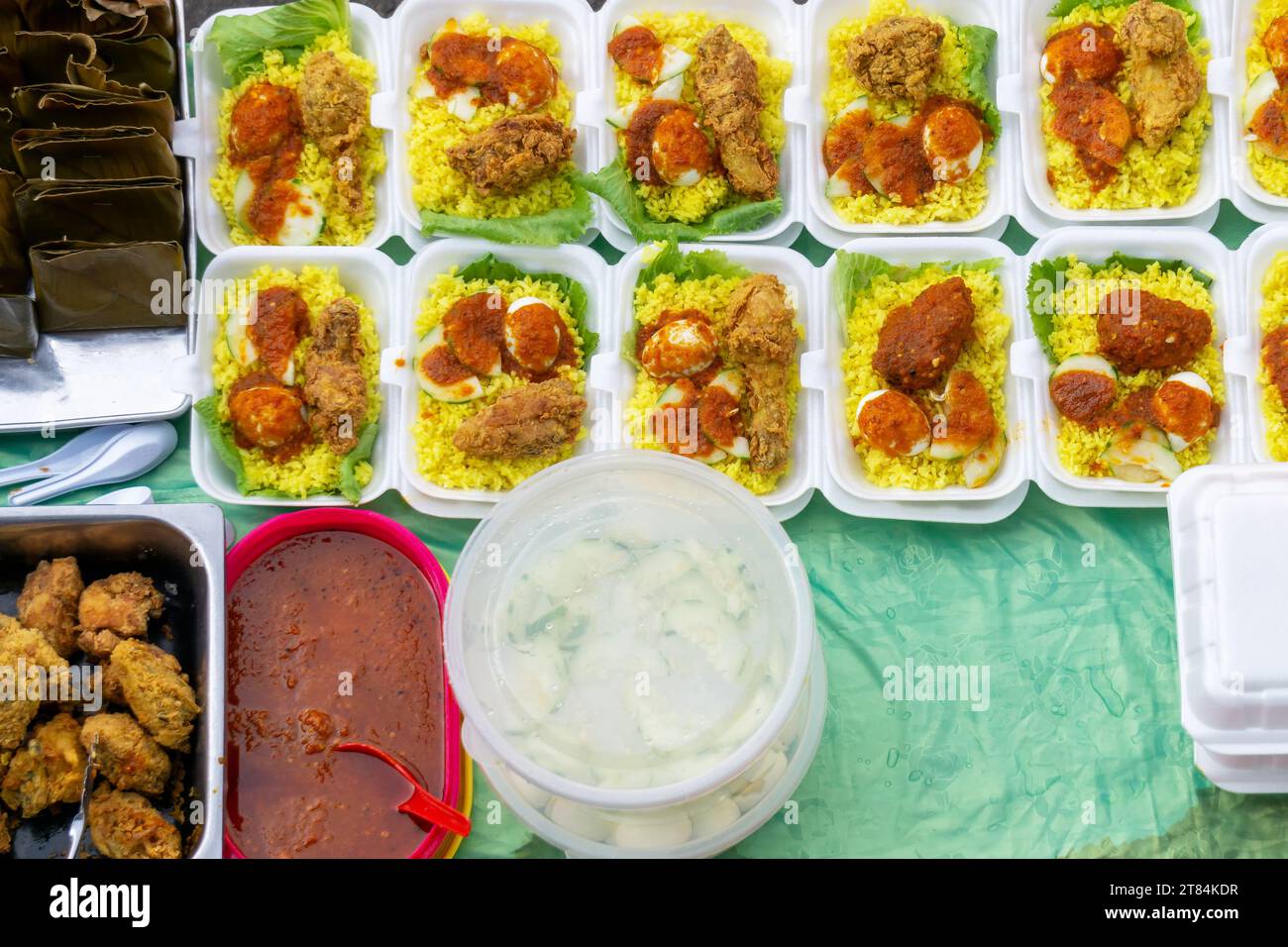 Vue de dessus de Nasi Kuning dans un récipient en polystyrène à emporter Banque D'Images