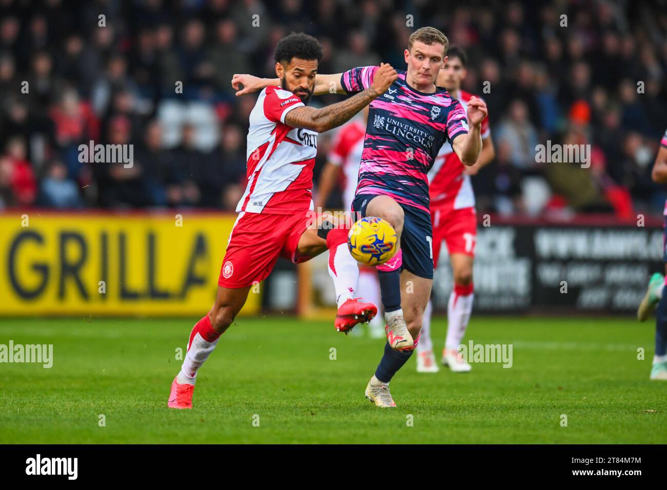 Jordan Roberts (11 Stevenage) et Ethan Hamilton (11 Lincoln City) affrontent le ballon lors du match Sky Bet League 1 entre Stevenage et Lincoln City au Lamex Stadium, Stevenage, le samedi 18 novembre 2023. (Photo : Kevin Hodgson | MI News) crédit : MI News & Sport / Alamy Live News Banque D'Images