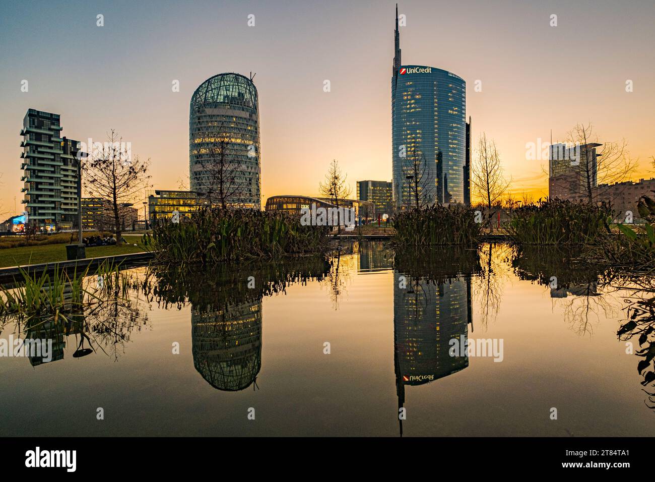 Milan, Italie. La tour emblématique et le parc public BAM. Gratte-ciel qui fait partie d'un groupe de bâtiments résidentiels et commerciaux Banque D'Images