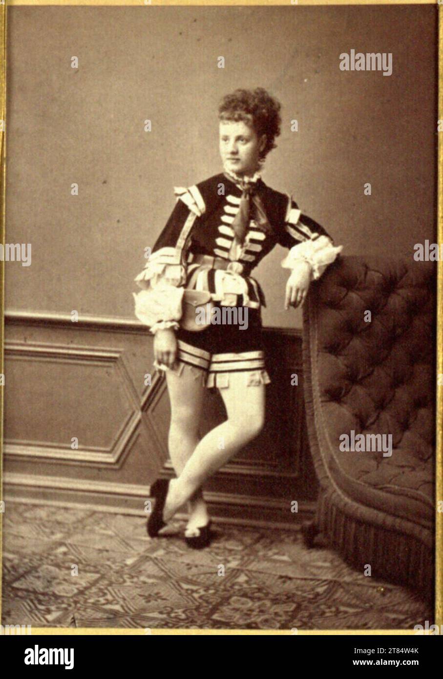 Carl Mahlknecht actrice dans le rôle masculin avec un pantalon espagnol et des collants blancs. Papier albumine, dans le format cadre d'exposition / armoire vers 1885 ? Banque D'Images