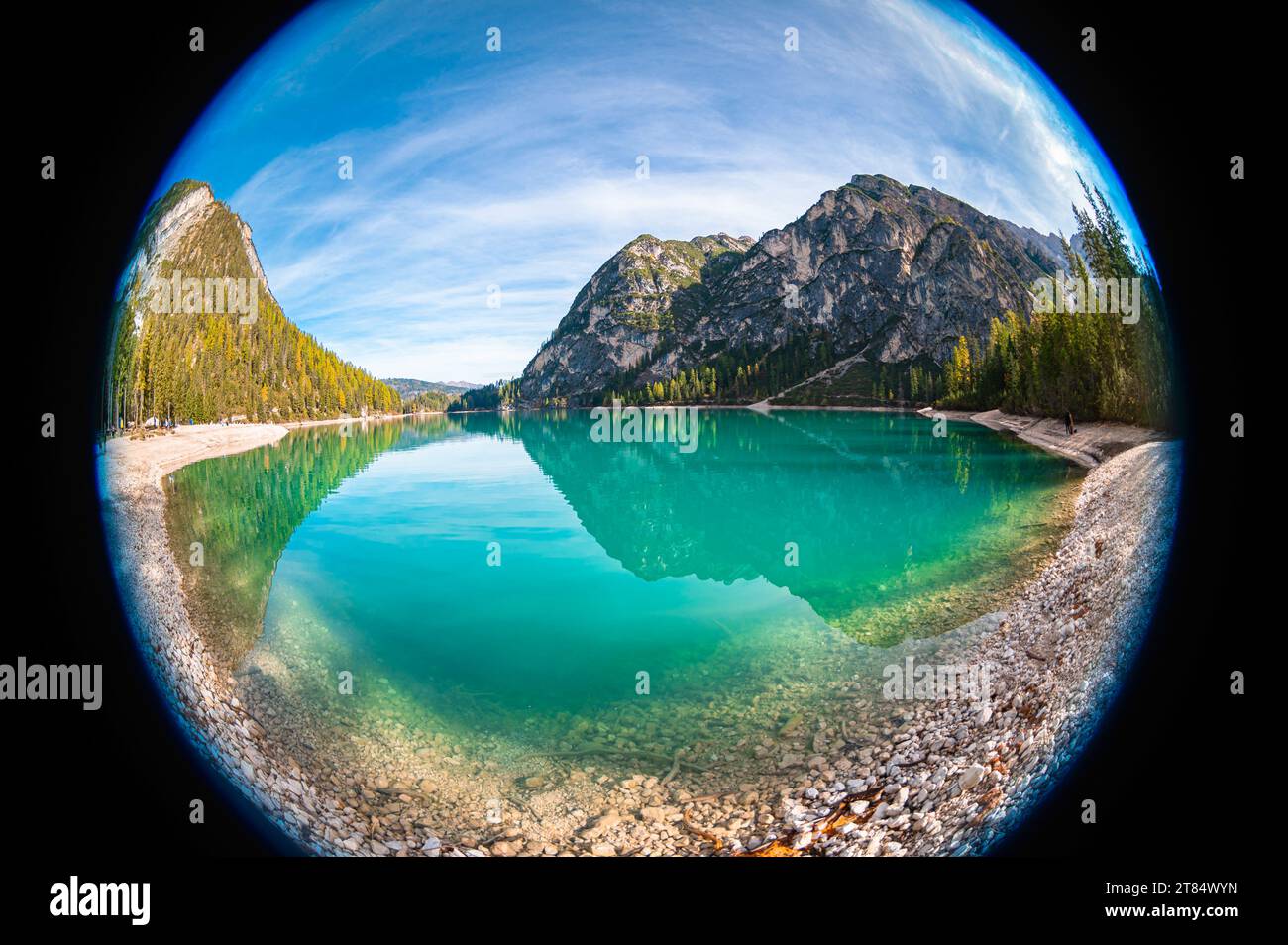 Vue panoramique sur le lac de Braies turquoise dans les montagnes de dolomie italiennes. Banque D'Images