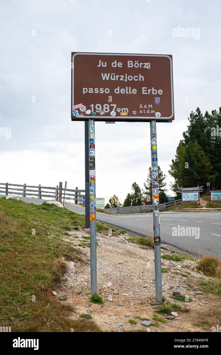 Panneau routier indiquant le sommet du col de Würzjoch, Italie Banque D'Images
