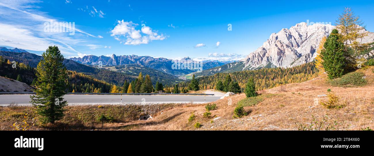 Superbe vue panoramique sur les montagnes près de la vallée de Badia (italien : Val Badia) depuis le col de Valparola dans les Dolomites italiennes. Banque D'Images
