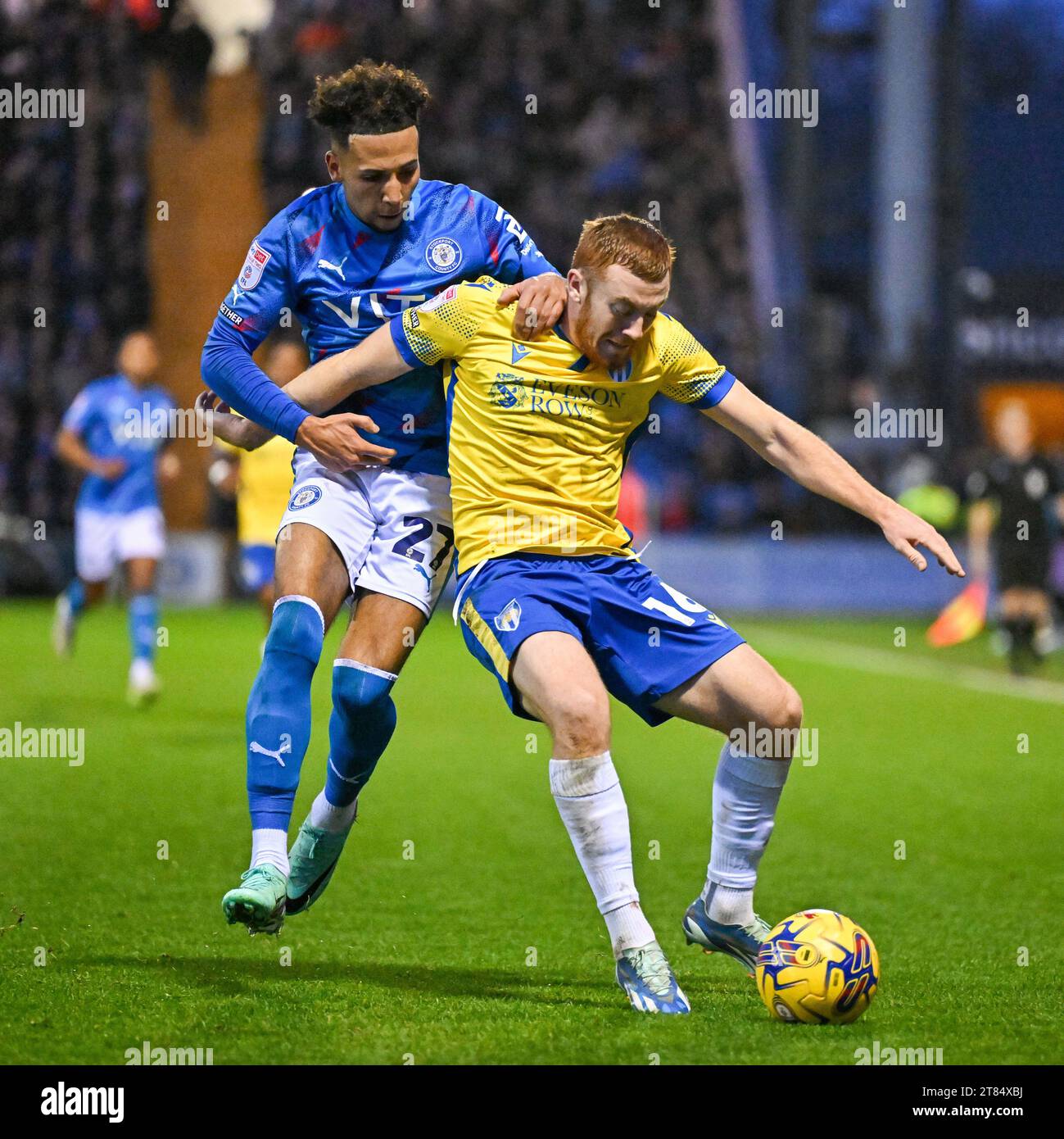 Arthur Read 16# de Colchester United football Club et Odin Bailey 27# de Stockport County football Club batailles pour le ballon, lors du match Sky Bet League 2 Stockport County vs Colchester United au stade Edgeley Park, Stockport, Royaume-Uni, le 18 novembre 2023 (photo de Cody Froggatt/News Images) Banque D'Images