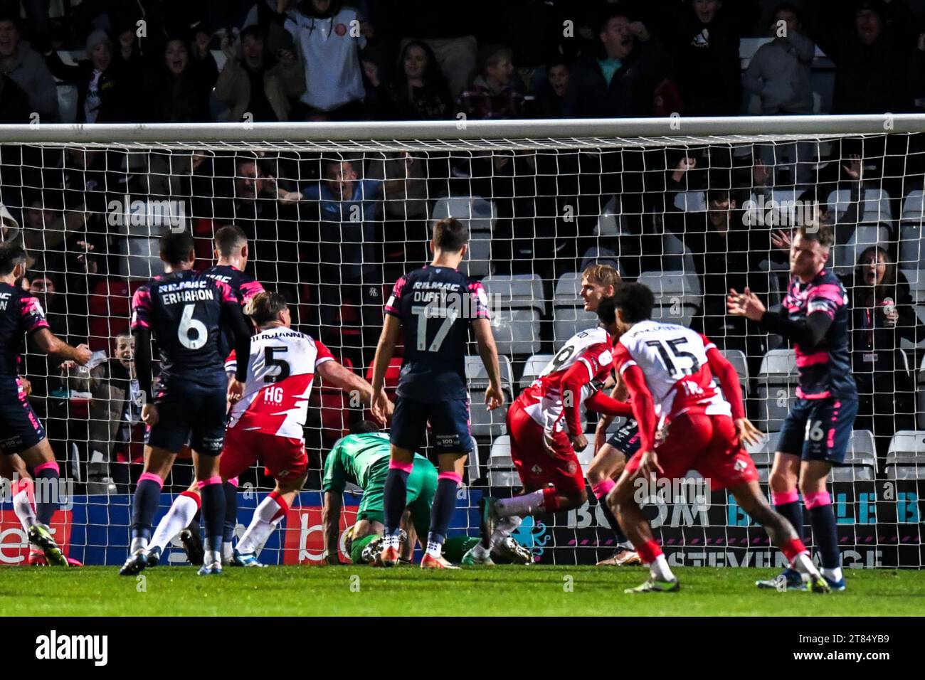 Jamie Reid (19 Stevenage) marque 1-0 lors du match de Sky Bet League 1 entre Stevenage et Lincoln City au Lamex Stadium, Stevenage le samedi 18 novembre 2023. (Photo : Kevin Hodgson | MI News) crédit : MI News & Sport / Alamy Live News Banque D'Images