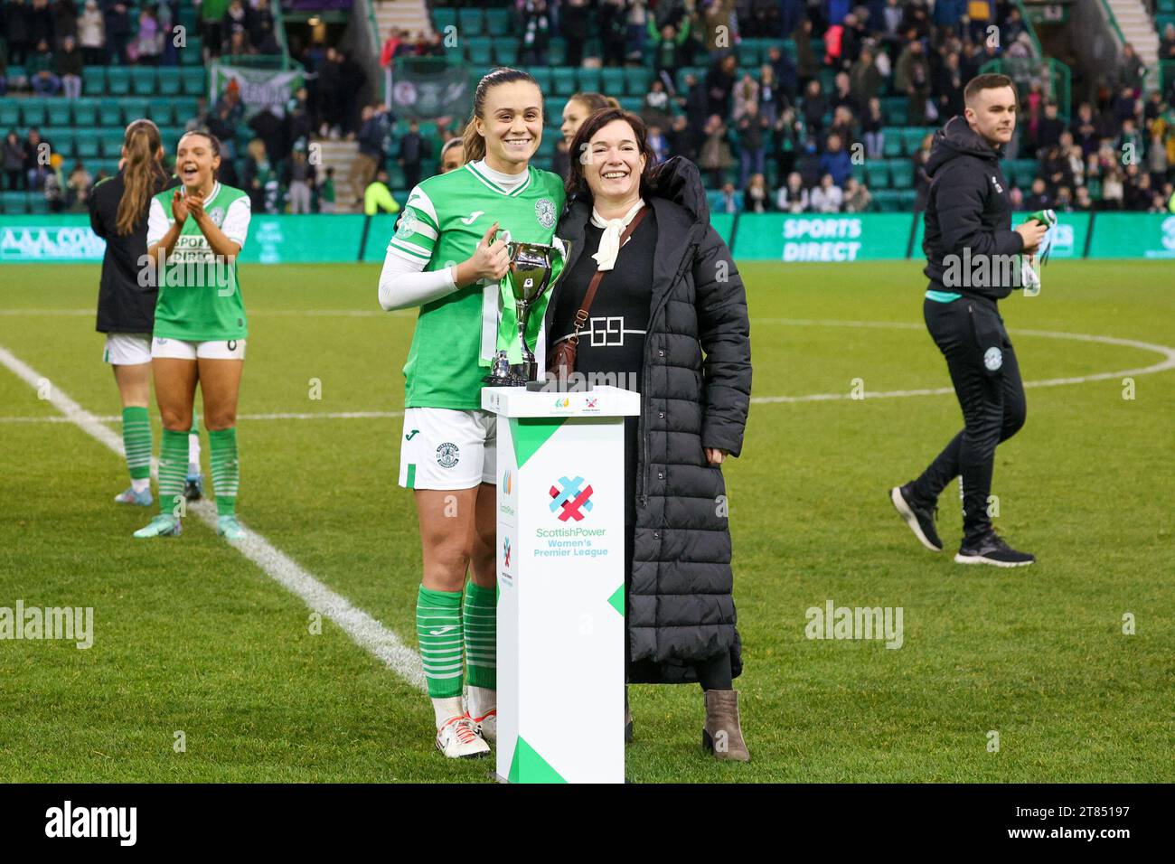 Easter Road Stadium. Edimbourg, Royaume-Uni. 18 novembre 2023. Lors du match de Premier League Scottish Power Women's (Capital Cup) entre Hibernian FC et Heart of Midlothian FC, Leah Eddie reçoit la Capital Cup après avoir battu Hearts 2-1 (crédit photo : David Mollison/Alamy Live News Banque D'Images