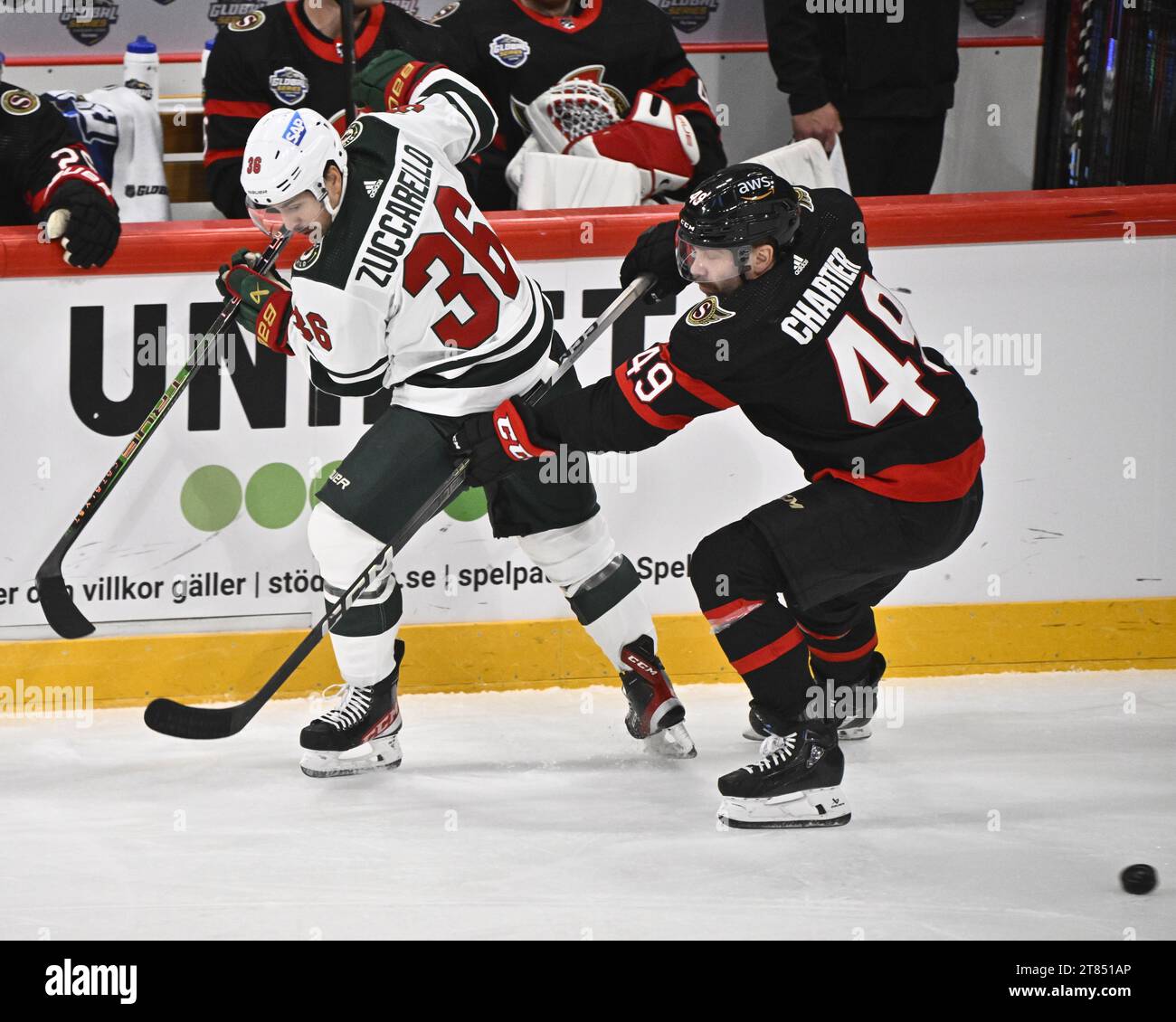 Minnesota Mats Zuccarello (L) et Ottawas Rourke Chartier en action lors du match de hockey sur glace de la série mondiale de la LNH en Suède entre Minnesota Wild et les sénateurs d’Ottawa à l’Avicii Arena de Stockholm, en Suède, le 18 novembre 2023. Photo : Claudio Bresciani / TT / code 10090 Banque D'Images