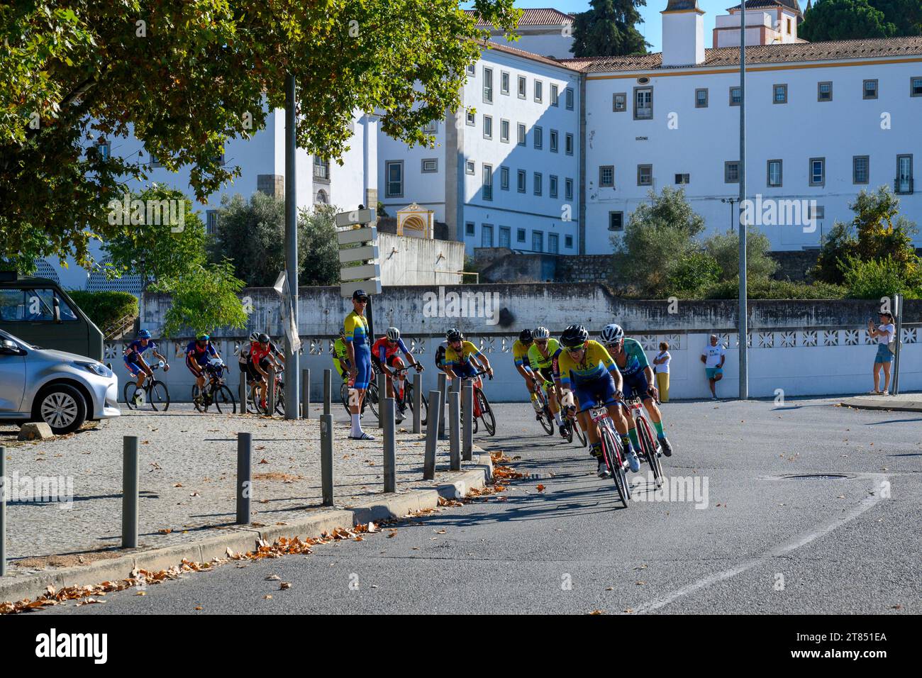 Cyclistes participant à une course cycliste photographiée le 30 septembre 2023 à Evora, Alentejo, Portugal Banque D'Images