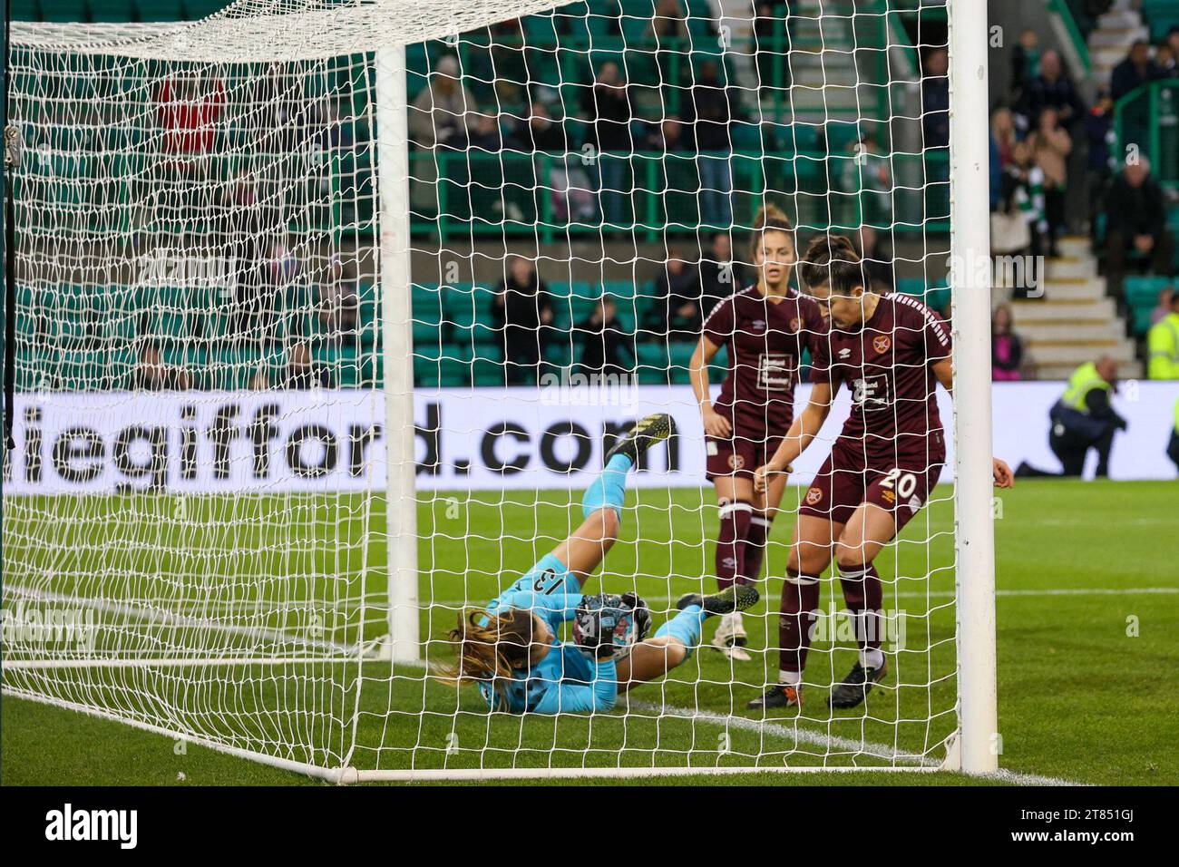 Easter Road Stadium. Edimbourg, Royaume-Uni. 18 novembre 2023. Lors du match de Premier League Scottish Power Women's (Capital Cup) entre le Hibernian FC et le Heart of Midlothian FC Hibs, Katie Fraine sauve à la dernière minute contre le CarlyGirasoli de Heart's. L'arbitre a jugé que le ballon n'avait pas franchi la ligne (crédit photo : David Mollison/Alamy Live News Banque D'Images