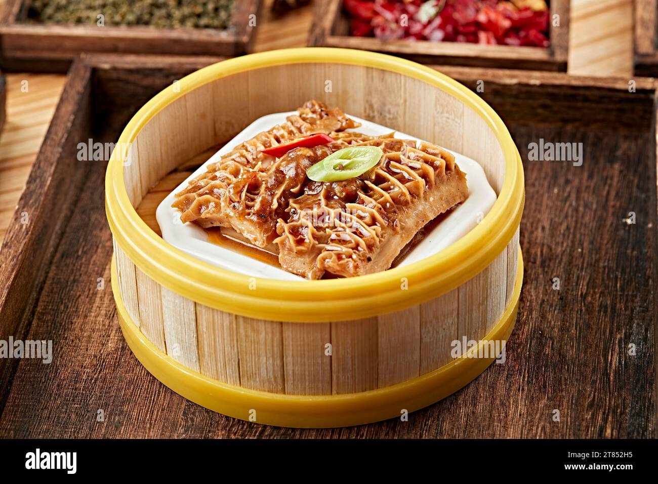 Le ragoût de tripes de bœuf au curry de style dim sum est un régal classique savoureux populaire dans la plupart des restaurants chinois d'outre-mer. Le ragoût est basé sur un mélange de sauce soja. Banque D'Images