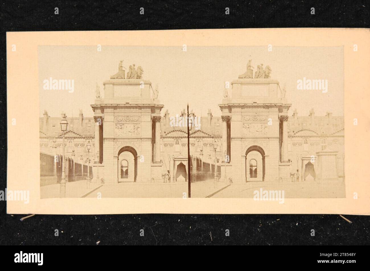 Anonym ancien portail d'entrée de la place de Caroussel avec vue sur la Galerie du Louvre à Paris. Papier albumine, sur la boîte boîte / format stéréo vers 1860 Banque D'Images