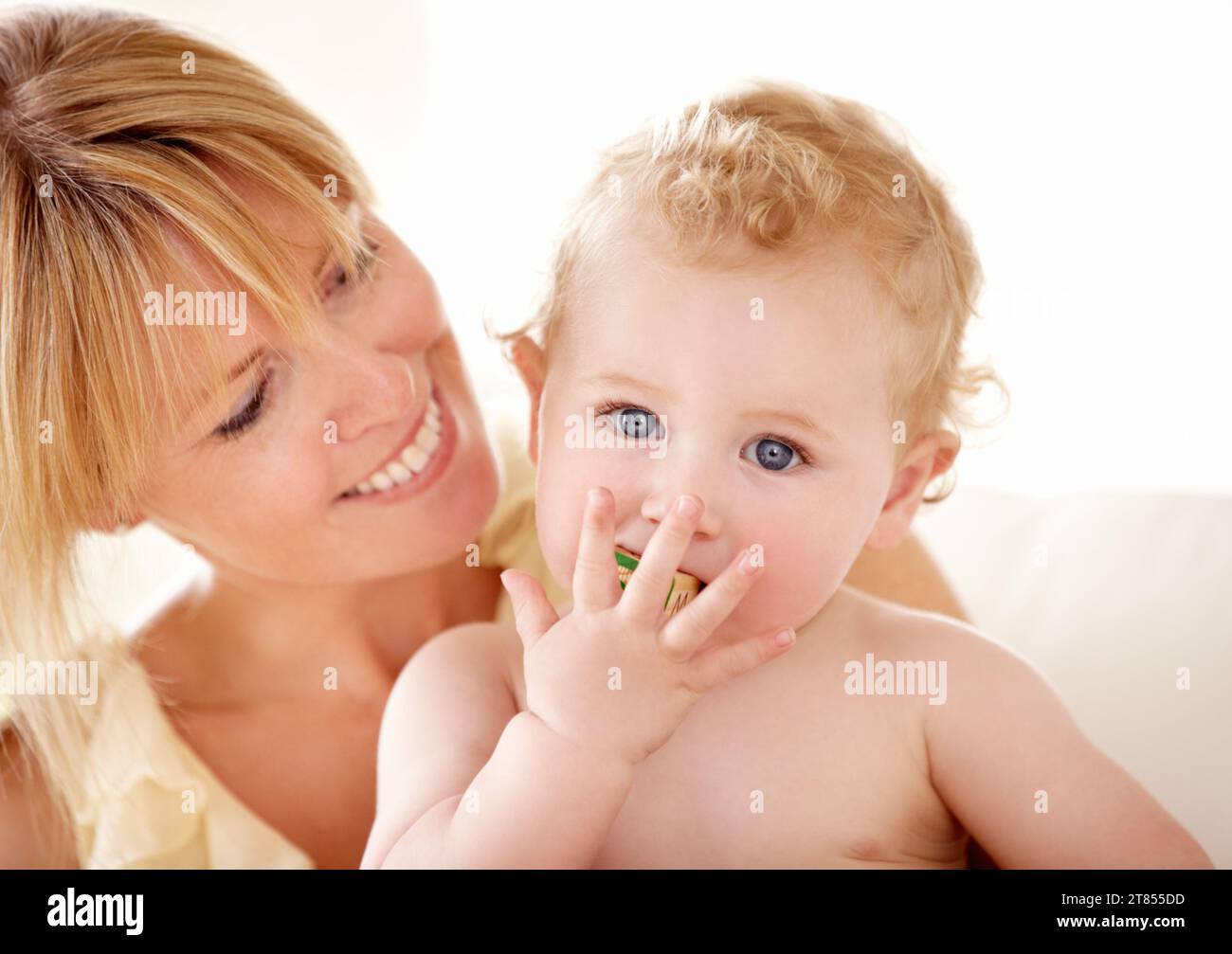 Amour, câlin et mère avec bébé sur un canapé pour jouer, jouer ou se lier dans leur maison ensemble. Famille, visage et garçon enfant avec parent dans un salon Banque D'Images