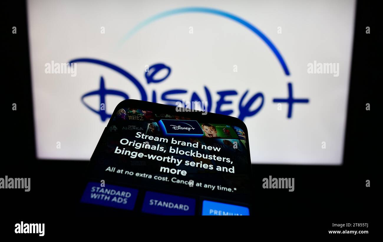 Téléphone mobile avec le site Web du service américain de streaming vidéo à la demande Disney plus devant le logo de l'entreprise. Effectuez le focus sur le coin supérieur gauche de l'écran du téléphone. Banque D'Images
