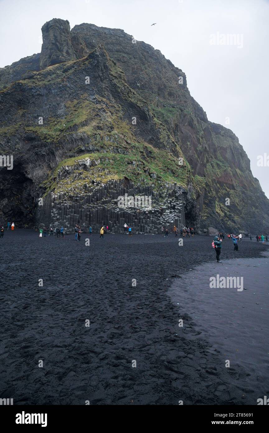 Touristes sur la plage de sable noir de Reynisdrangar, Islande Banque D'Images