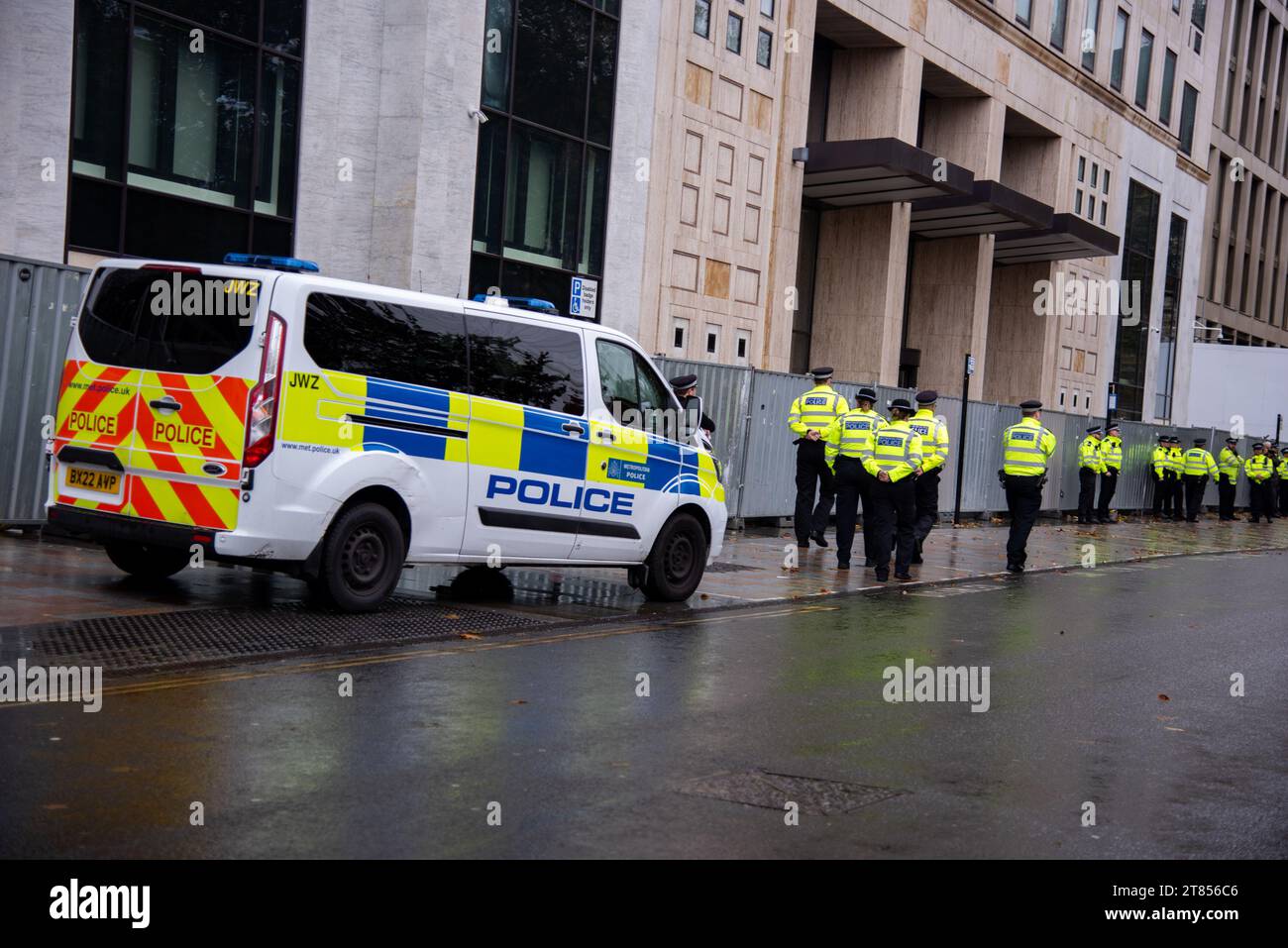 Londres, Royaume-Uni. 18 novembre 2023. La police métropolitaine est vue au siège de Shell alors que les manifestants participent à la Marche du pétrole. JUST STOP OIL les organisateurs se réunissent pour exiger la fin du nouveau pétrole et du gaz. Ils affirment que « le gouvernement mène la guerre contre son peuple, et riposte. Ils emprisonnent des manifestants pacifiques, protègent les vrais criminels et autorisent plus de 100 nouveaux projets pétroliers et gaziers. » Crédit : SOPA Images Limited/Alamy Live News Banque D'Images