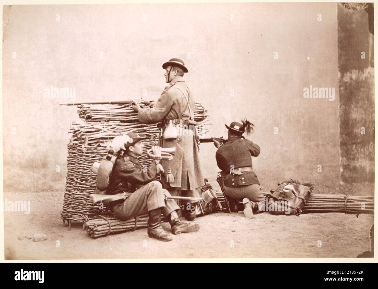 Franz Duschek militaire roumain : trois soldats pendant l'exercice de tir. Papier albumine, sur la boîte Banque D'Images