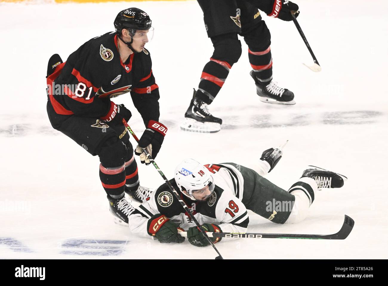 Ottawas Dominik Kubalik (à gauche) et Namiotas NIC Petan en action lors du match de hockey sur glace de la série mondiale de la LNH en Suède entre Minnesota Wild et Ottawa Senators à Avicii Arena à Stockholm, en Suède, le 18 novembre 2023. Photo : Claudio Bresciani / TT / code 10090 Banque D'Images