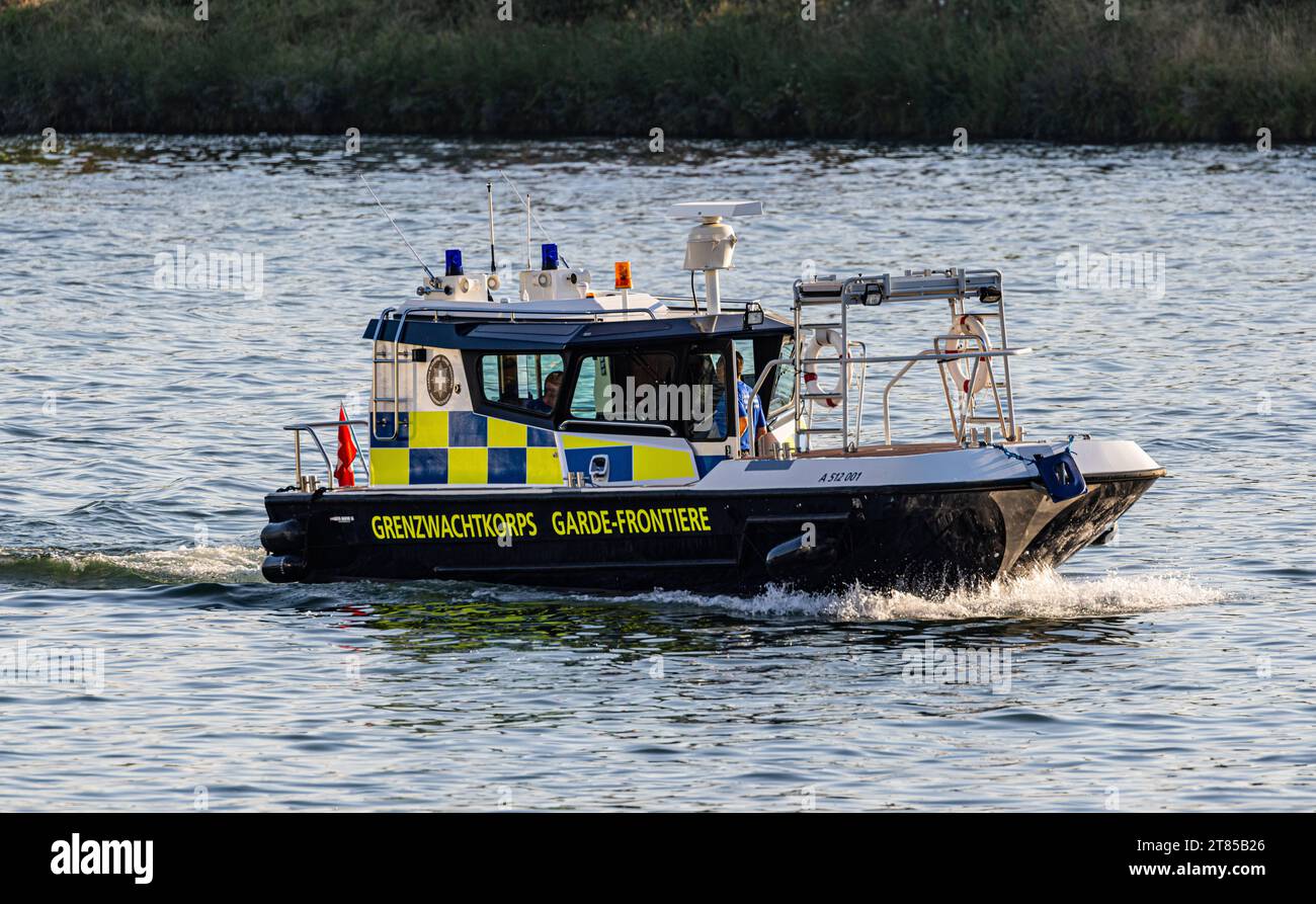 Patrouillenboot Grenzwache Die Schweizer Grenzwache ist mit ihrem Patrouillenboot auf dem Rhein im Dreiländereckbereich unterwegs. Basel, Schweiz, 21.07.2022 *** bateau de patrouille Garde-frontière les gardes-frontière suisses sont en déplacement avec leur bateau de patrouille sur le Rhin dans la zone du triangle frontalier Bâle, Suisse, 21 07 2022 Credit : Imago/Alamy Live News Banque D'Images