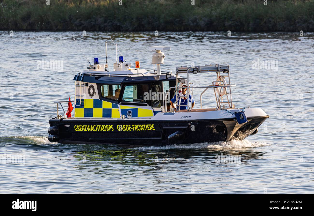 Patrouillenboot Grenzwache Die Schweizer Grenzwache ist mit ihrem Patrouillenboot auf dem Rhein im Dreiländereckbereich unterwegs. Basel, Schweiz, 21.07.2022 *** bateau de patrouille Garde-frontière les gardes-frontière suisses sont en déplacement avec leur bateau de patrouille sur le Rhin dans la zone du triangle frontalier Bâle, Suisse, 21 07 2022 Credit : Imago/Alamy Live News Banque D'Images