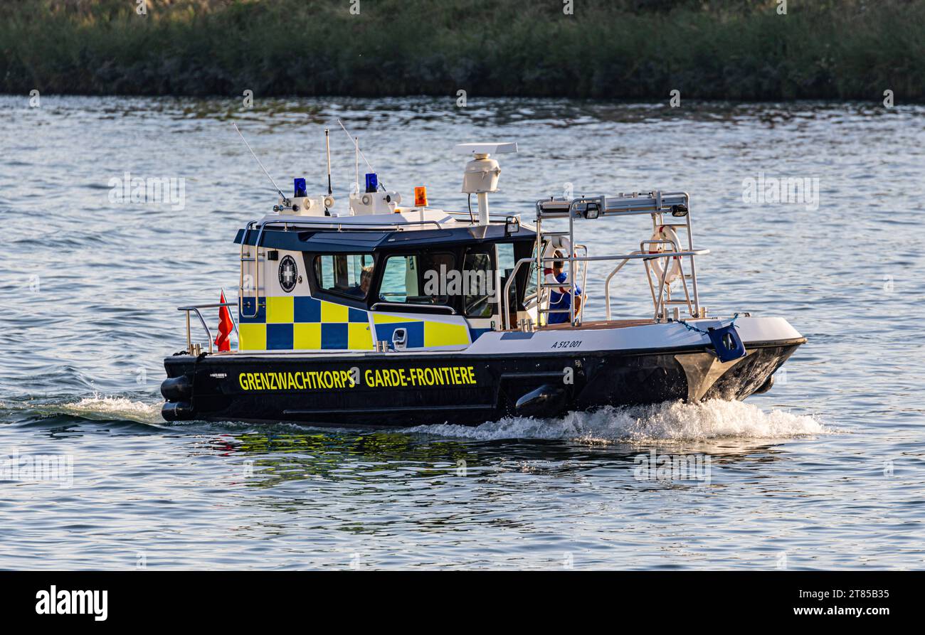 Patrouillenboot Grenzwache Die Schweizer Grenzwache ist mit ihrem Patrouillenboot auf dem Rhein im Dreiländereckbereich unterwegs. Basel, Schweiz, 21.07.2022 *** bateau de patrouille Garde-frontière les gardes-frontière suisses sont en déplacement avec leur bateau de patrouille sur le Rhin dans la zone du triangle frontalier Bâle, Suisse, 21 07 2022 Credit : Imago/Alamy Live News Banque D'Images