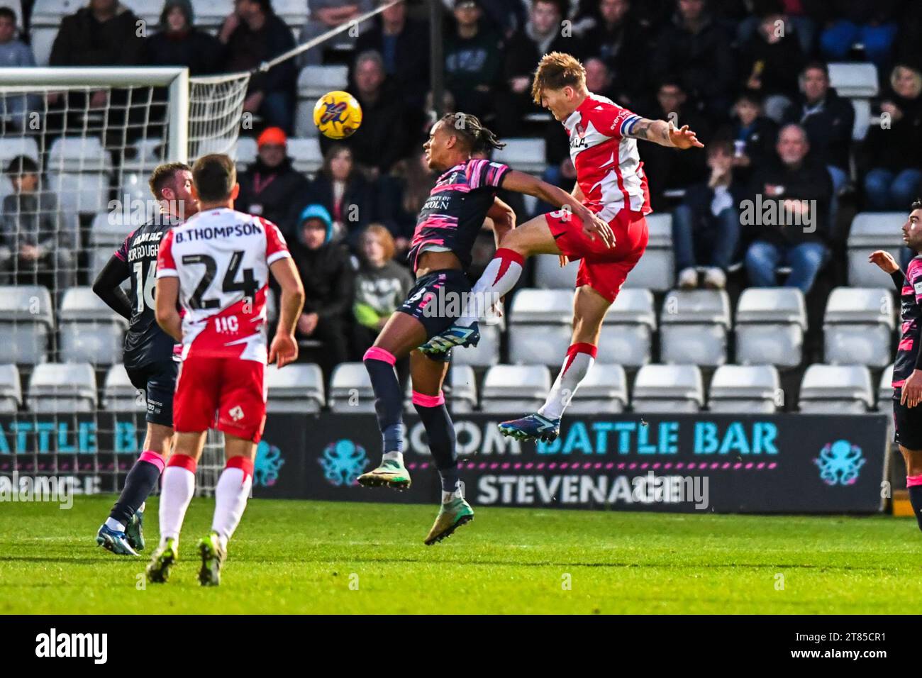 Carl Piergianni (5 Stevenage) défie Jake Forster Caskey (8 Stevenage) lors du match Sky Bet League 1 entre Stevenage et Lincoln City au Lamex Stadium, Stevenage le samedi 18 novembre 2023. (Photo : Kevin Hodgson | MI News) crédit : MI News & Sport / Alamy Live News Banque D'Images