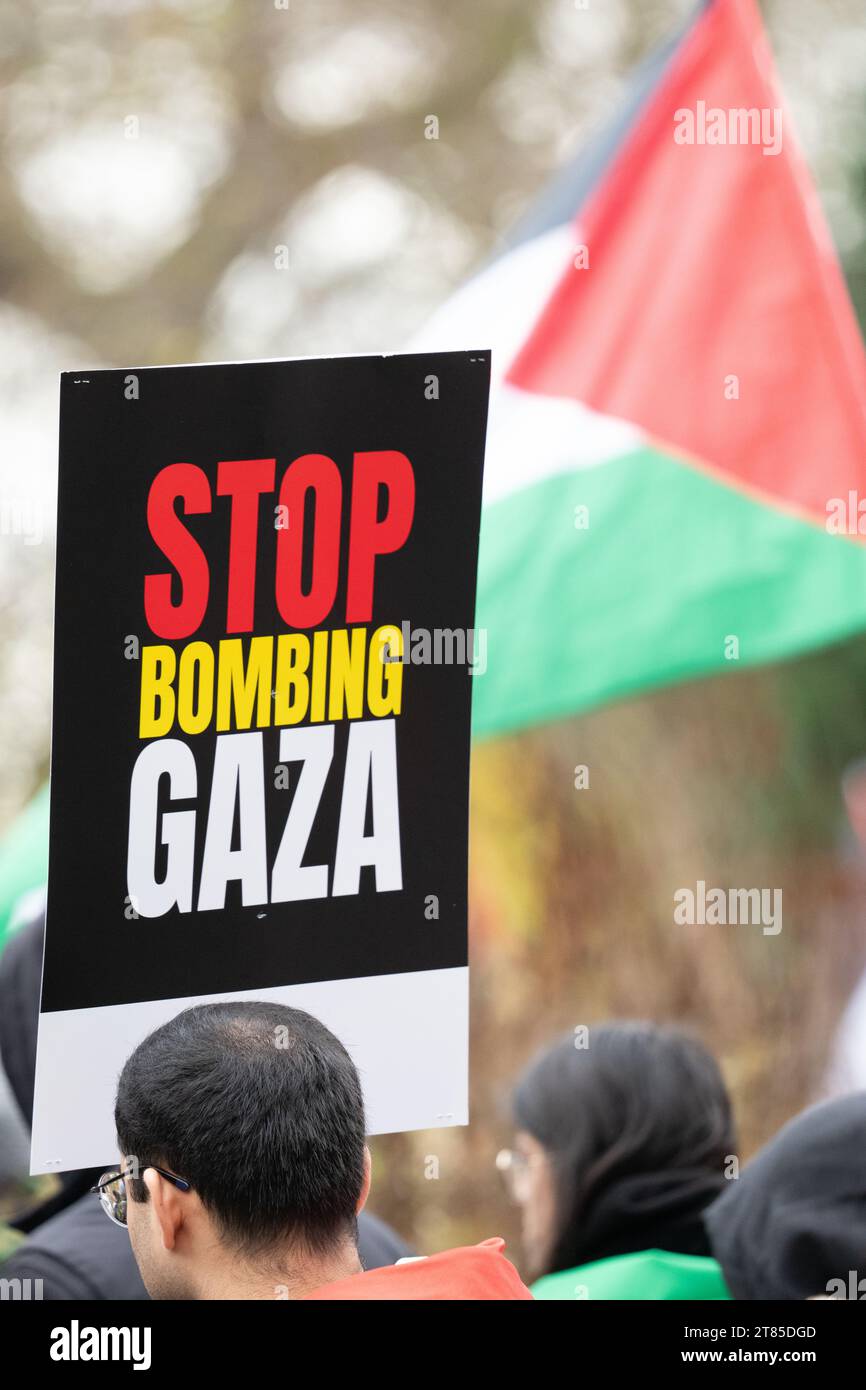 Cessez de bombarder Gaza signe à la manifestation palestinienne dans le centre de Manchester. ROYAUME-UNI. Plus d'un millier de manifestants se sont rassemblés à Whitworth Park pour réclamer un cessez-le-feu. Ils ont ensuite marché devant l'université de Manchester le long d'Oxford Rd jusqu'au centre-ville. La police gardait des points de vente qui, selon les manifestants, avaient des liens avec Israël, y compris McDonalds et Fisher Geram. La marche s'est terminée à la cathédrale de Manchester où certains manifestants ont monté la balustrade de la cathédrale et brandi des drapeaux. Manchester UK. Photo : garyroberts/worldwidefeatures.com Banque D'Images