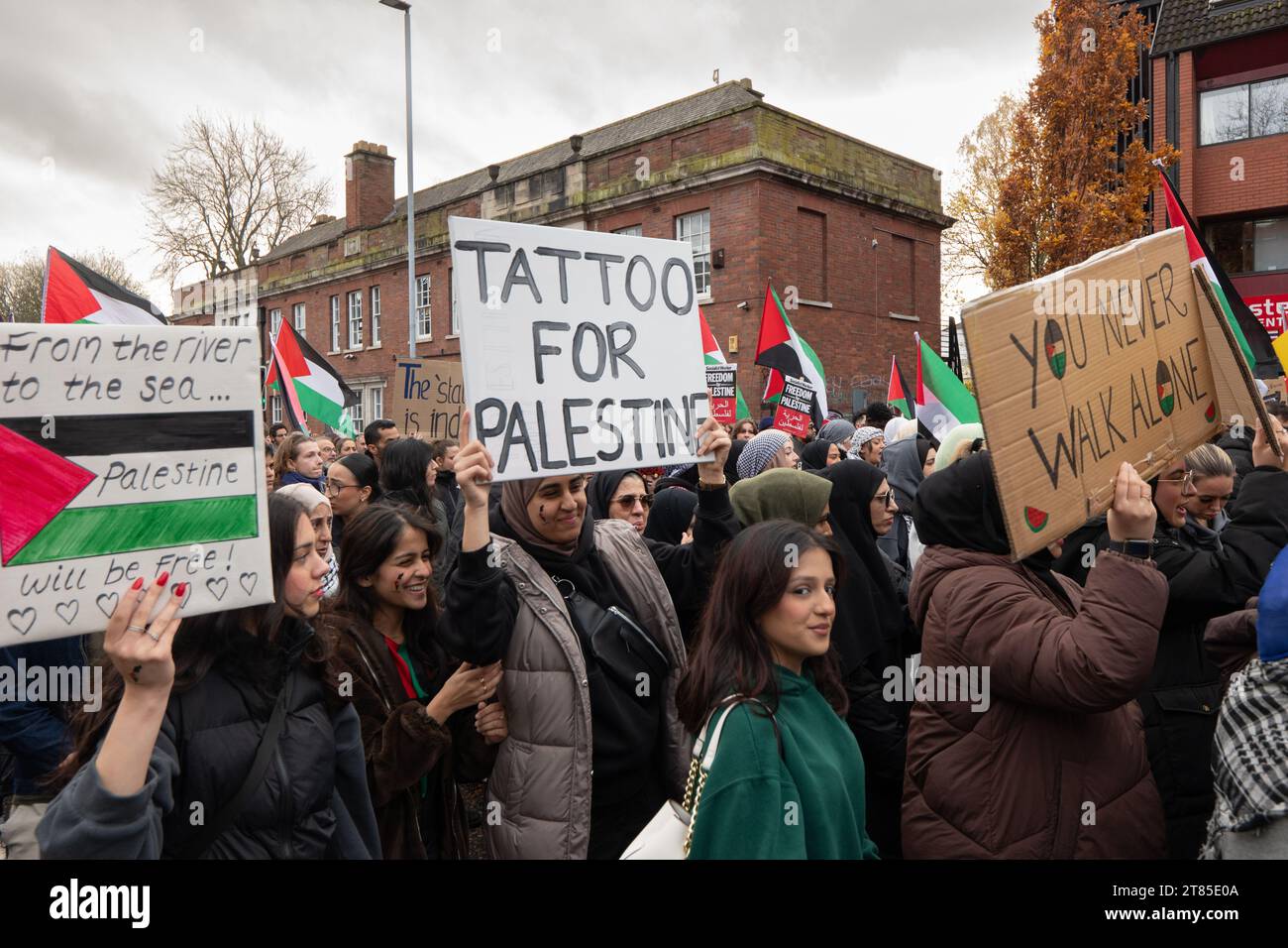 Du fleuve à la mer, Tattoo for Palestine and You Never Walk Alone signe une manifestation palestinienne dans le centre de Manchester. ROYAUME-UNI. Plus d'un millier de manifestants se sont rassemblés à Whitworth Park pour réclamer un cessez-le-feu. Ils ont ensuite marché devant l'université de Manchester le long d'Oxford Rd jusqu'au centre-ville. La police gardait des points de vente qui, selon les manifestants, avaient des liens avec Israël, y compris McDonalds et Fisher Geram. La marche s'est terminée à la cathédrale de Manchester où certains manifestants ont monté la balustrade de la cathédrale et brandi des drapeaux. Manchester UK. Photo : garyroberts/worldwidefeatures.com Banque D'Images