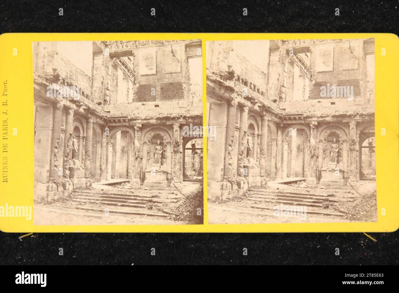 J. R. ruines de Paris : Tuileries. Papier albumine, sur la boîte boîte / format stéréo 1871 , 1871 Banque D'Images