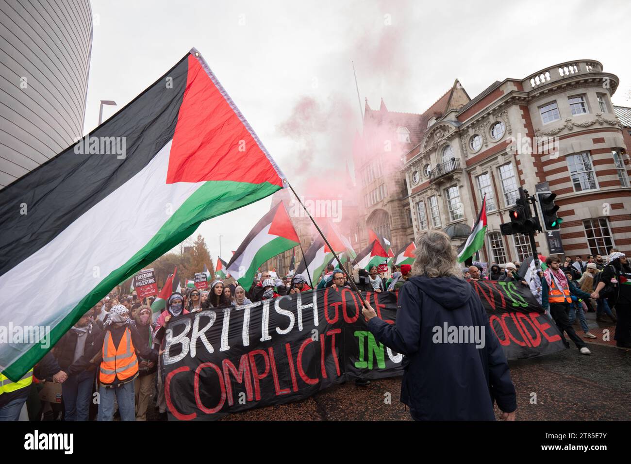 Free Gaza signe lors d'une manifestation palestinienne dans le centre de Manchester. ROYAUME-UNI. Plus d'un millier de manifestants se sont rassemblés à Whitworth Park pour réclamer un cessez-le-feu. Ils ont ensuite marché devant l'université de Manchester le long d'Oxford Rd jusqu'au centre-ville. La police gardait des points de vente qui, selon les manifestants, avaient des liens avec Israël, y compris McDonalds et Fisher Geram. La marche s'est terminée à la cathédrale de Manchester où certains manifestants ont monté la balustrade de la cathédrale et brandi des drapeaux. Manchester UK. Photo : garyroberts/worldwidefeatures.com Banque D'Images