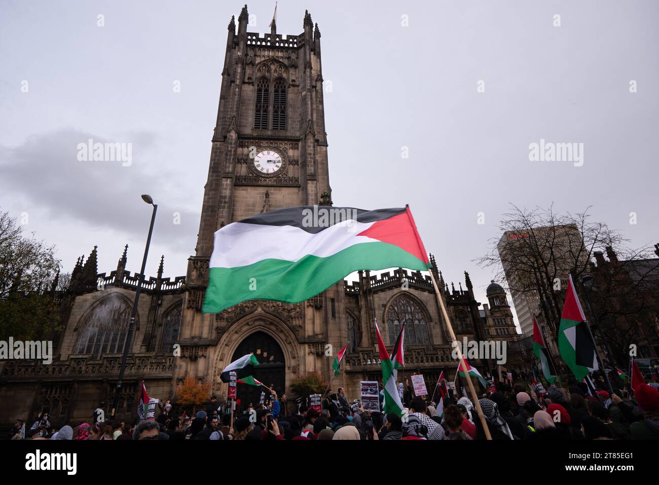 Manifestants devant la cathédrale de Manchester lors d'une manifestation palestinienne dans le centre de Manchester. ROYAUME-UNI. Plus d'un millier de manifestants se sont rassemblés à Whitworth Park pour réclamer un cessez-le-feu. Ils ont ensuite marché devant l'université de Manchester le long d'Oxford Rd jusqu'au centre-ville. La police gardait des points de vente qui, selon les manifestants, avaient des liens avec Israël, y compris McDonalds et Fisher Geram. La marche s'est terminée à la cathédrale de Manchester où certains manifestants ont monté la balustrade de la cathédrale et brandi des drapeaux. Manchester UK. Photo : garyroberts/worldwidefeatures.com Banque D'Images
