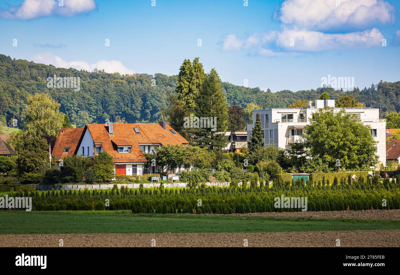 Rafz Blick auf Häuser in der Zürcher Gemeinde Rafz. Die Gemeinde liegt im Norden des Kanton Zürich, unmittelbar an der Landesgrenze zu Deutschland. Rafz, Schweiz, 04.09.2022 *** Rafz vue des maisons de la municipalité de Zurich Rafz la municipalité est située au nord du canton de Zurich, directement à la frontière avec l'Allemagne Rafz, Suisse, 04 09 2022 crédit : Imago/Alamy Live News Banque D'Images