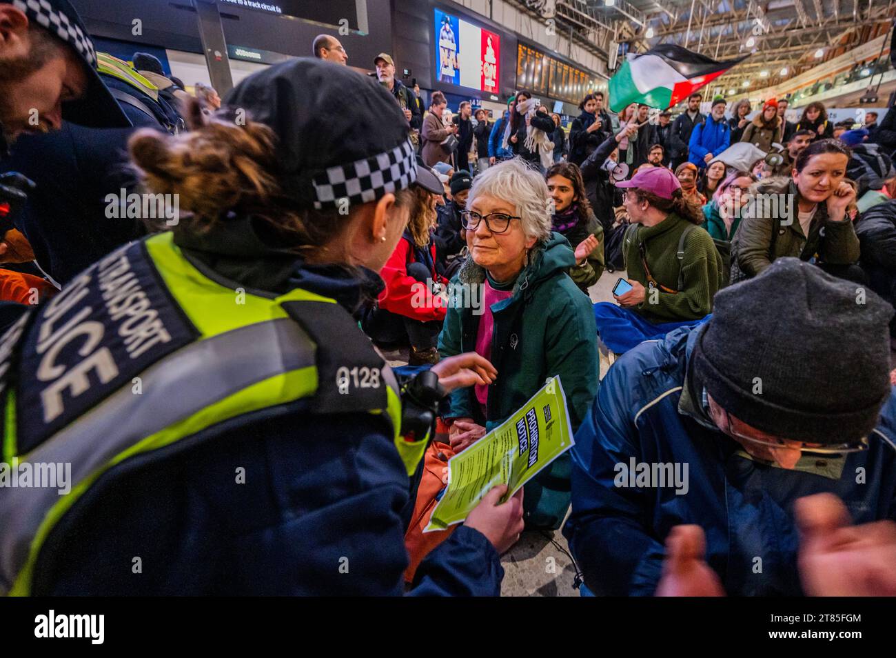 Londres, Royaume-Uni. 18 novembre 2023. La Palestine est assise en protestation, appelant à un cessez-le-feu maintenant, à la station de Waterloo malgré un avis en vertu de l'article 14 émis par la police. La foule continue de réagir à la dernière flambée de violence et à la réponse israélienne à Gaza. La manifestation a été organisée par Stop the war, la Palestine Solidarity Campaign UK et Friends of Al Aqsa, entre autres. Crédit : Guy Bell/Alamy Live News Banque D'Images