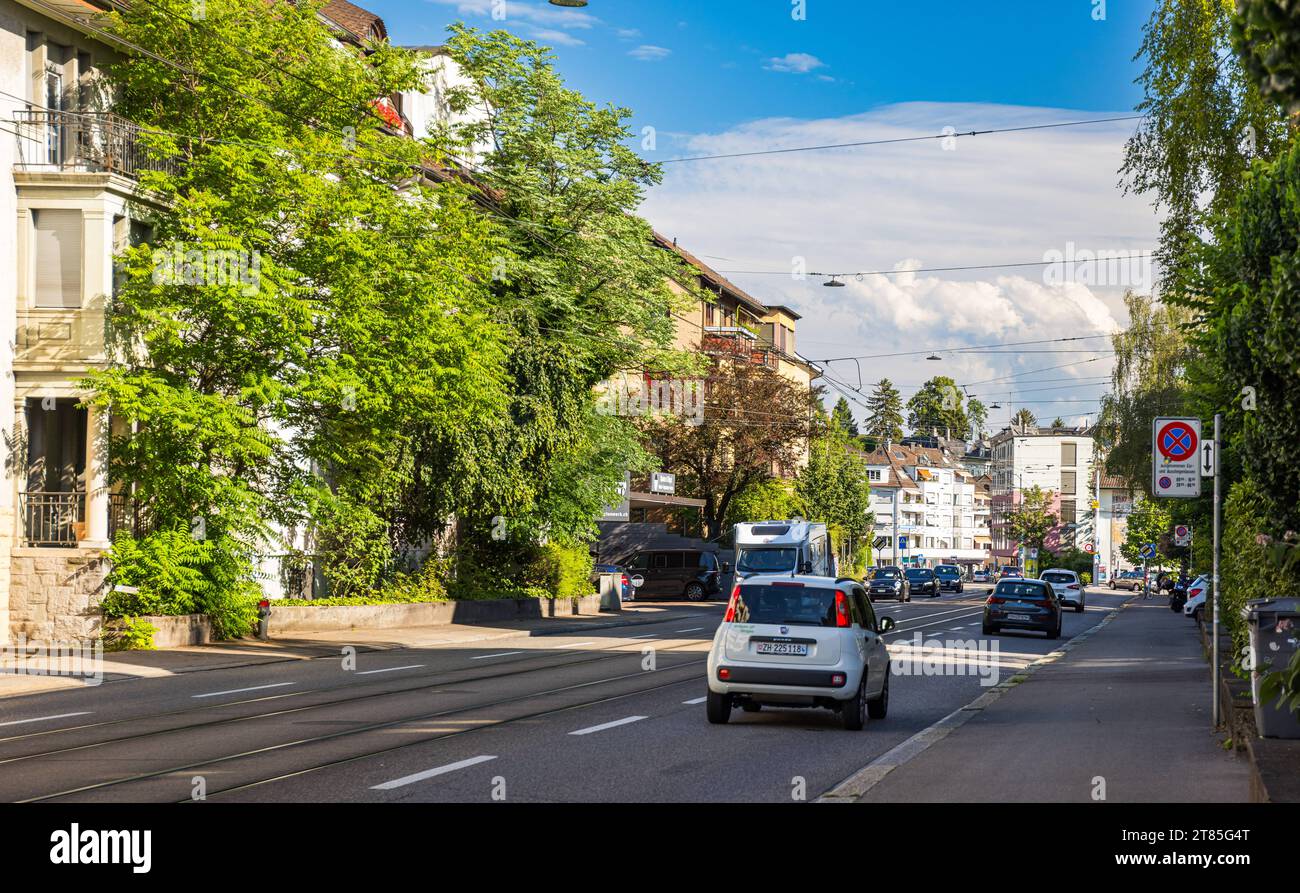 Stadt Zürich Blick stadteinwärts entlang der Winterthurerstrasse im Zürcher Stadtkreis 6. Zürich, Schweiz, 26.06.2022 *** ville de Zurich vue vers la ville le long de la Winterthurerstrasse dans le district de Zurich 6 Zurich, Suisse, 26 06 2022 Credit : Imago/Alamy Live News Banque D'Images