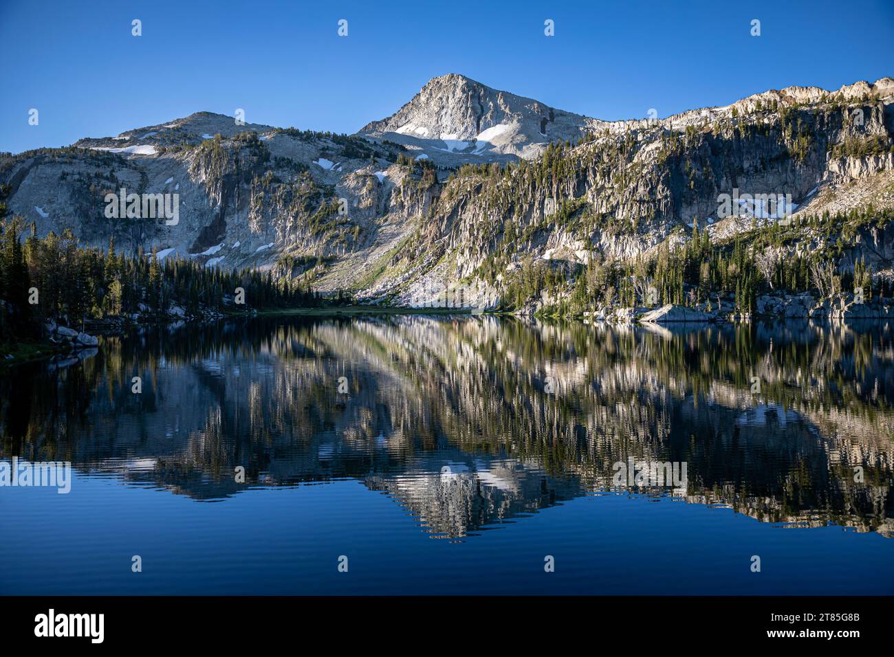 OR02811-00...OREGON - Eagle Cap Peak se reflétant dans Mirror Lake au début du morningh ; Eagle Cap Wilderness Area. Banque D'Images