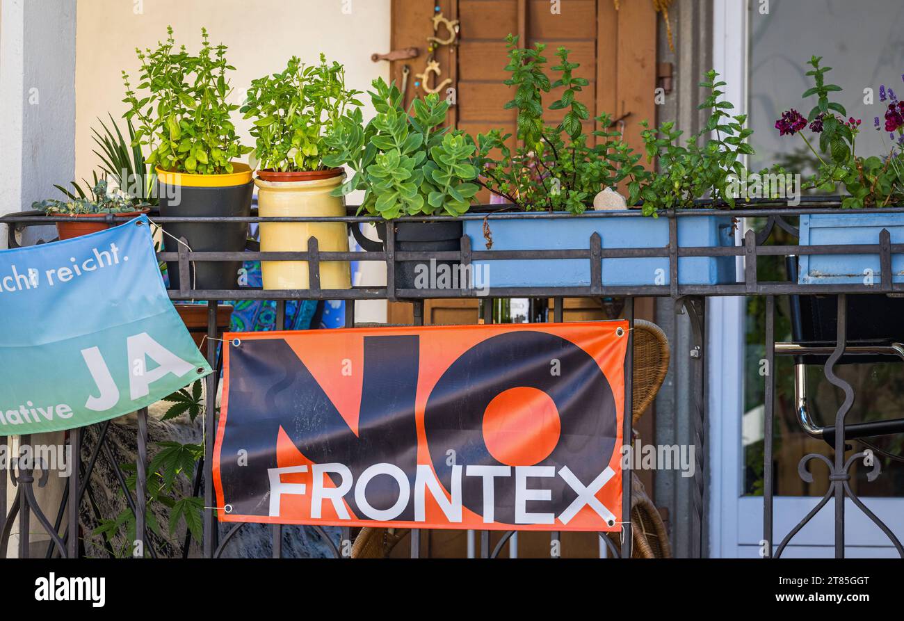 Städtisches Wohnhaus an der Fassade eines Haus hängen verschiedene politische Botschaften. Zürich, Schweiz, 26.06.2022 *** immeuble résidentiel municipal divers messages politiques sont accrochés à la façade d'une maison Zurich, Suisse, 26 06 2022 crédit : Imago/Alamy Live News Banque D'Images