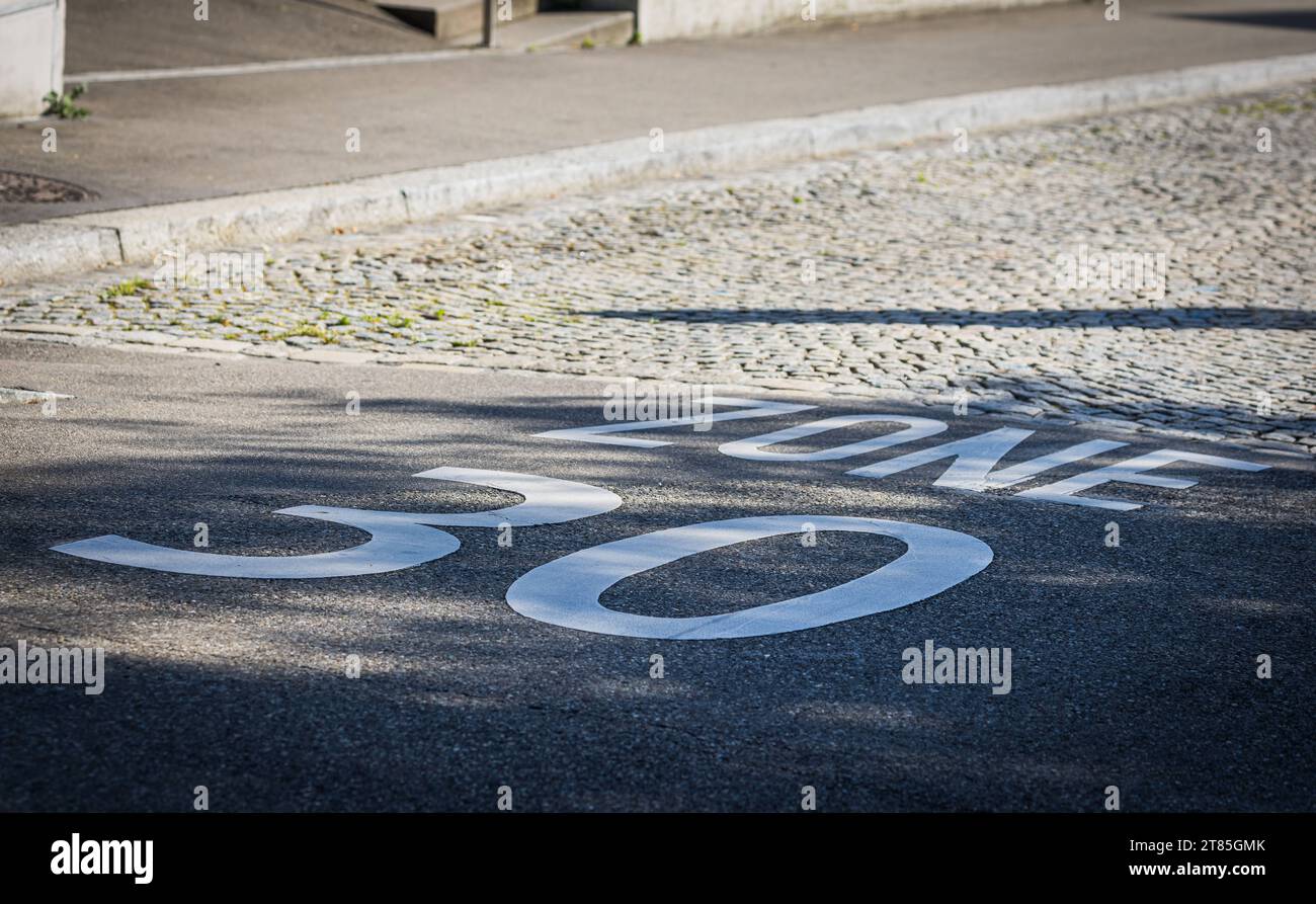 Zone 30 Beschriftung einer 30er zone auf der Fahrbahn. Zürich, Schweiz, 26.06.2022 *** zone 30 étiquetage d'une zone 30 sur la route Zurich, Suisse, 26 06 2022 crédit : Imago/Alamy Live News Banque D'Images