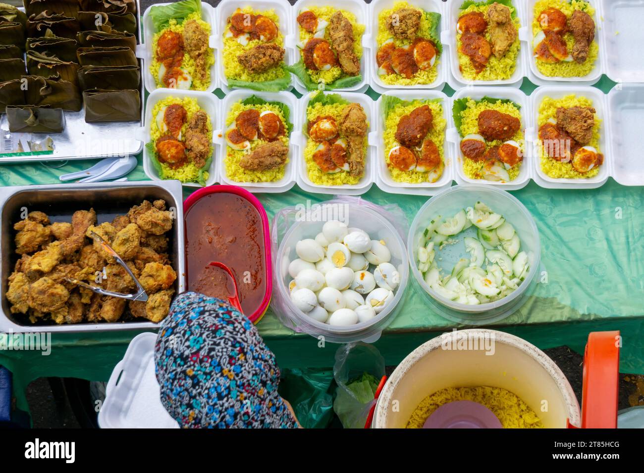 Nasi Kuning dans un récipient en polystyrène à emporter Banque D'Images