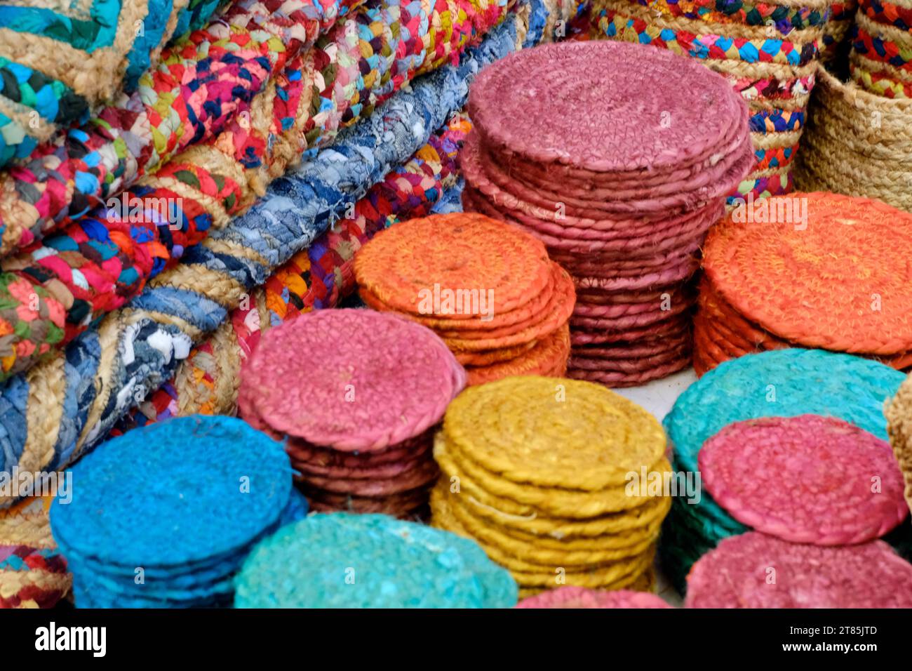 Sac à corde en jute, panier, dessous de verre en jute naturel, panier en forme de crocheté confortable de jute. Accessoires intérieurs écologiques tissés à partir de matériaux organiques. Banque D'Images