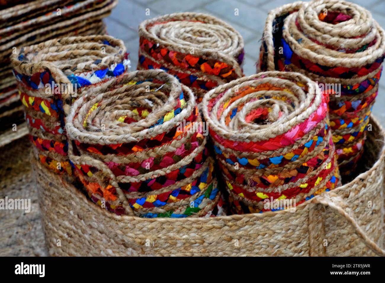 Sac à corde en jute, panier, dessous de verre en jute naturel, panier en forme de crocheté confortable de jute. Accessoires intérieurs écologiques tissés à partir de matériaux organiques. Banque D'Images