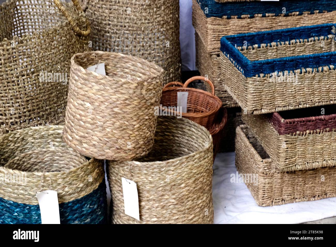 Sac à corde en jute, panier, dessous de verre en jute naturel, panier en forme de crocheté confortable de jute. Accessoires intérieurs écologiques tissés à partir de matériaux organiques. Banque D'Images