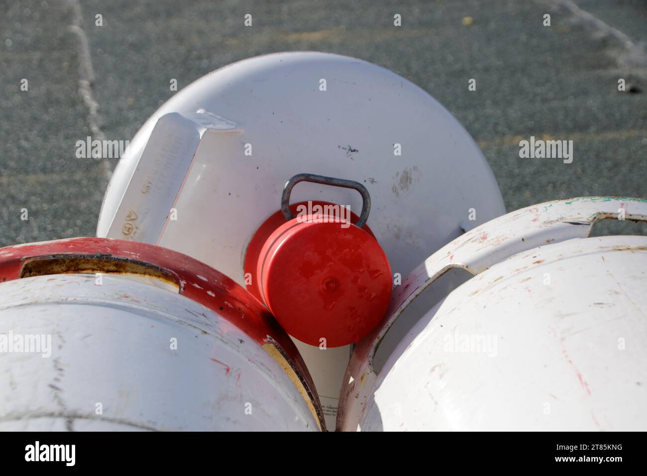 Une bouteille de gaz avec bouchon de protection est tombée sur une bouteille de gaz Banque D'Images