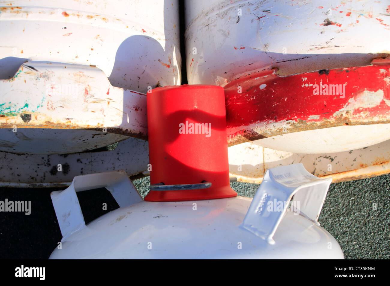 Une bouteille de gaz avec bouchon de protection est tombée sur une bouteille de gaz Banque D'Images